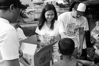 people handing out food at a volunteer event