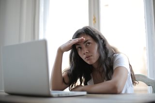 confused woman with a laptop